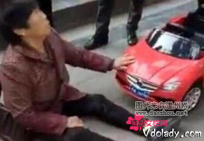 网友们纷纷表示大妈太没节操了