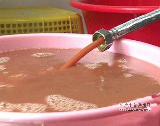 热水器脏成这样不清洗 容易爆炸得皮肤病