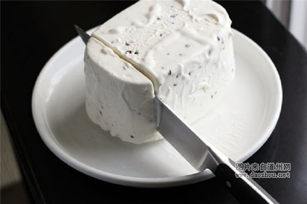 或是将刀沾一些水再去切