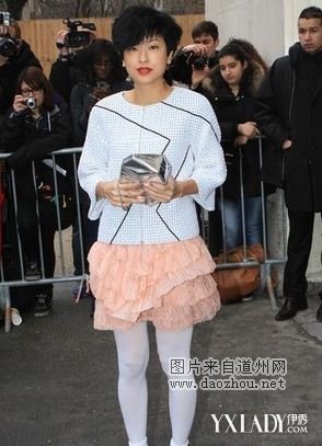 你可以搭配海军服和复古的红色下装