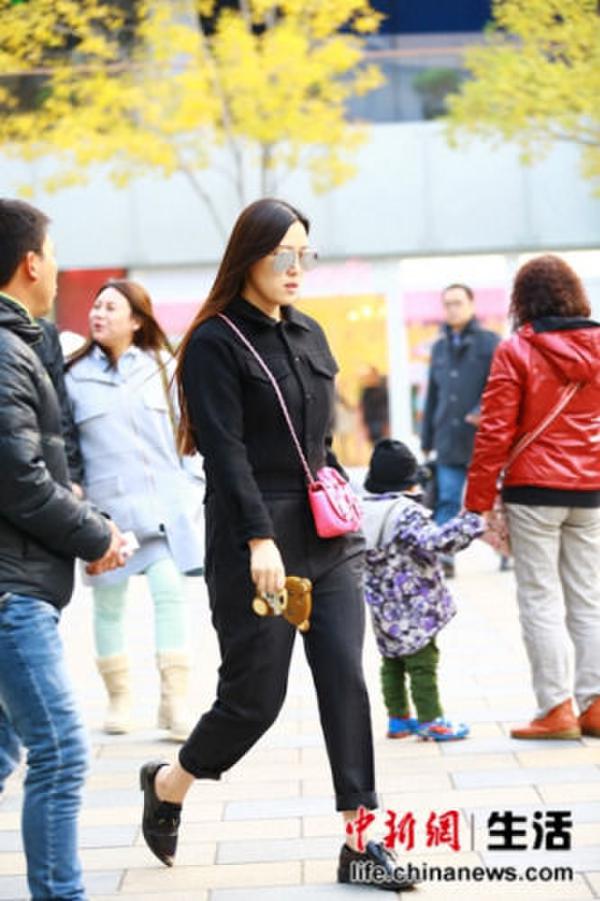 全黑look+亮色小包