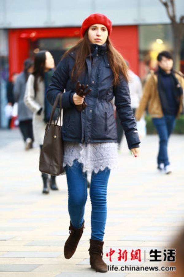 内搭蕾丝半裙+紧身裤+短靴