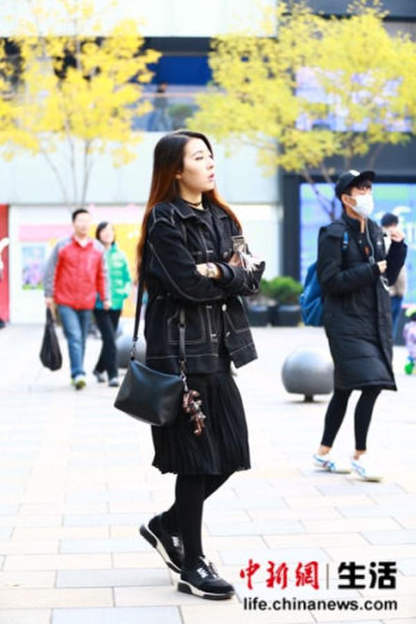 黑色牛仔外套+半裙+球鞋