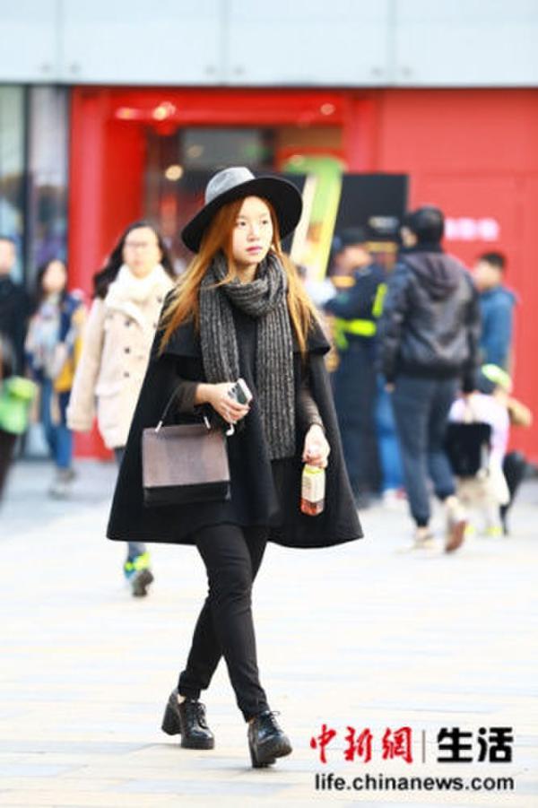 宽檐帽+斗篷+粗棒针织围巾+及踝短靴+手拎包