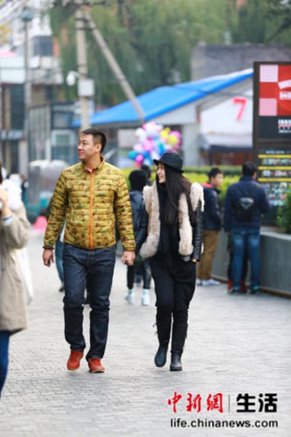 look2:皮草马甲在整身的黑色穿搭中是亮点