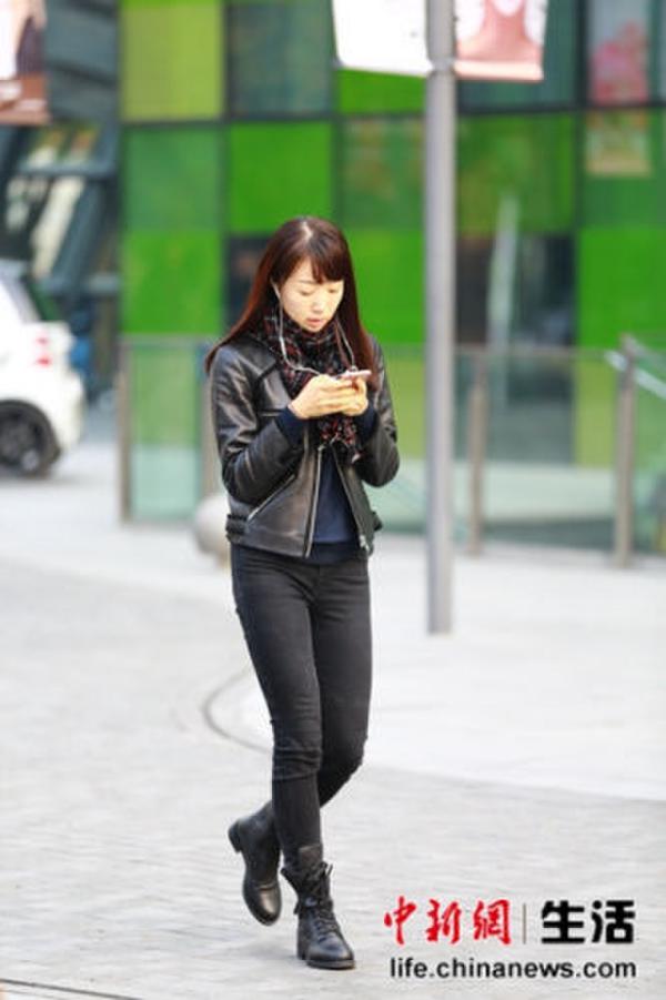 look1:暗色格子围巾+皮衣+紧身裤+短靴