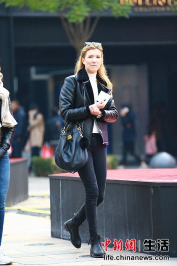 look2:同样是搭配紧身裤和短靴,皮衣的领口翻毛更增添了一份时髦感,在显得更加保暖的同时与包包上的毛绒挂饰也非常搭配