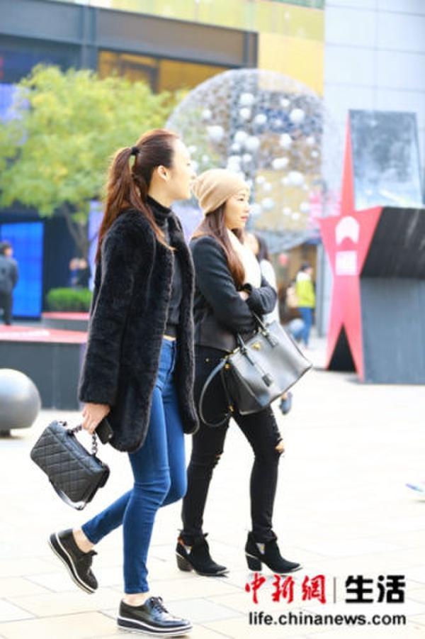 look1:黑色毛绒外套内搭黑色高领毛衣+紧身裤