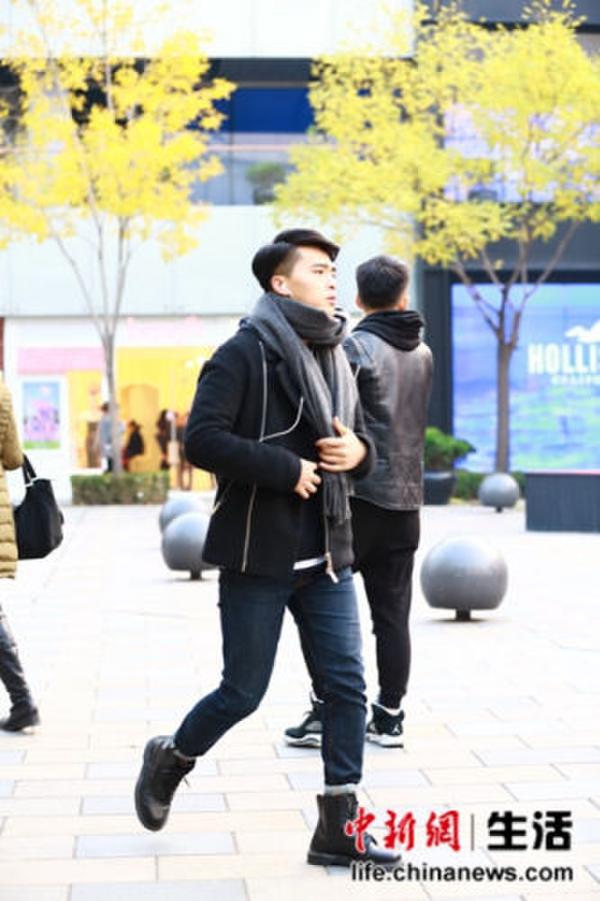 look4:搭配黑灰色围巾和黑色马丁靴,短款大衣也能穿出利落的时髦感