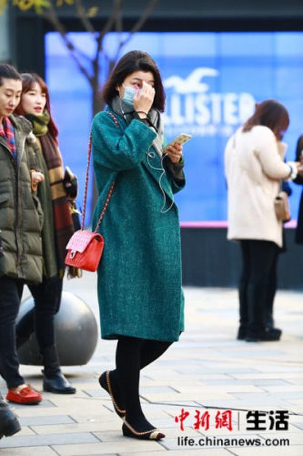 look3:单色宽松大衣+亮色小包+单鞋