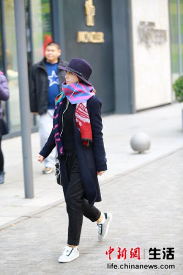 look1:宽檐帽+深色大衣+彩色披肩+球鞋