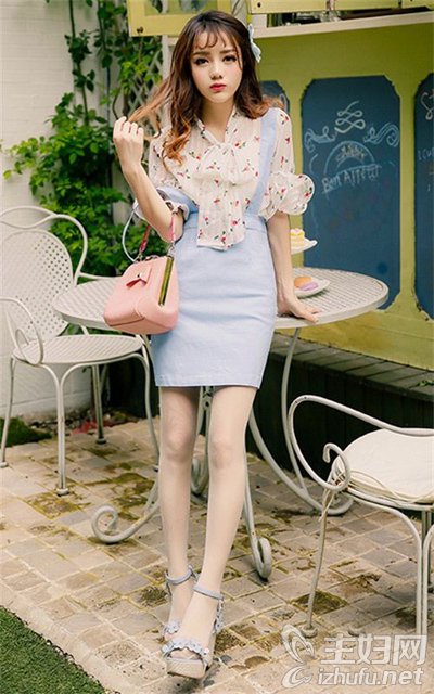 搭配上蓝白条纹拼色设计的简约风海魂衫休闲又减龄显嫩