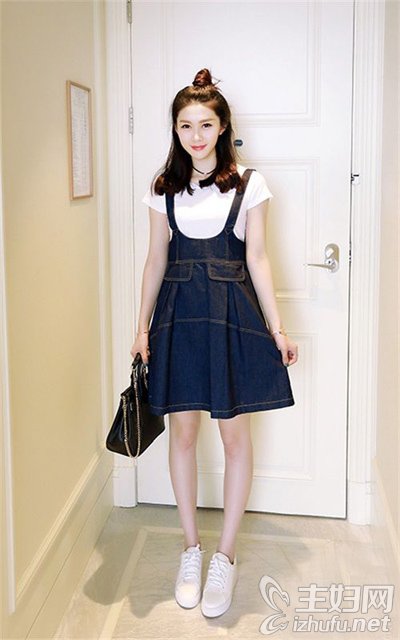 搭配上蓝白条纹拼色设计的简约风海魂衫休闲又减龄显嫩