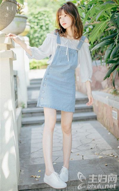 搭配上蓝白条纹拼色设计的简约风海魂衫休闲又减龄显嫩