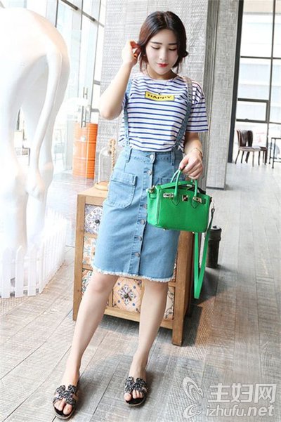 搭配上蓝白条纹拼色设计的简约风海魂衫休闲又减龄显嫩