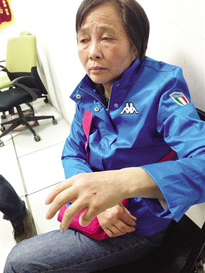 自称遭收银员殴打的老人